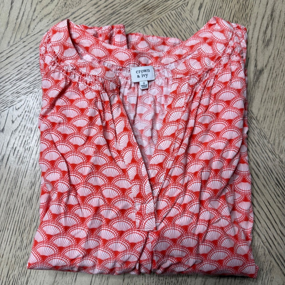 Crown & Ivy Women's Size Small Red‎ White Fan Print V-Neck 3/4 Sleeve Top Blouse